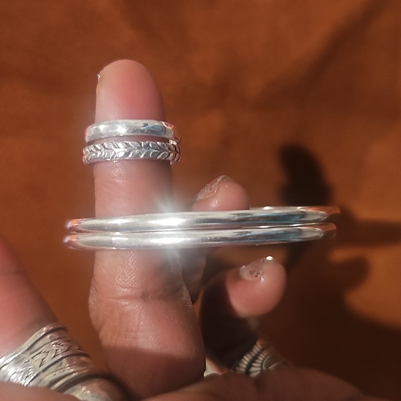 Elegant Sterling Silver Two Bangles Bracelets And Two Rings Set Of Four Pieces - Picture 8 of 8